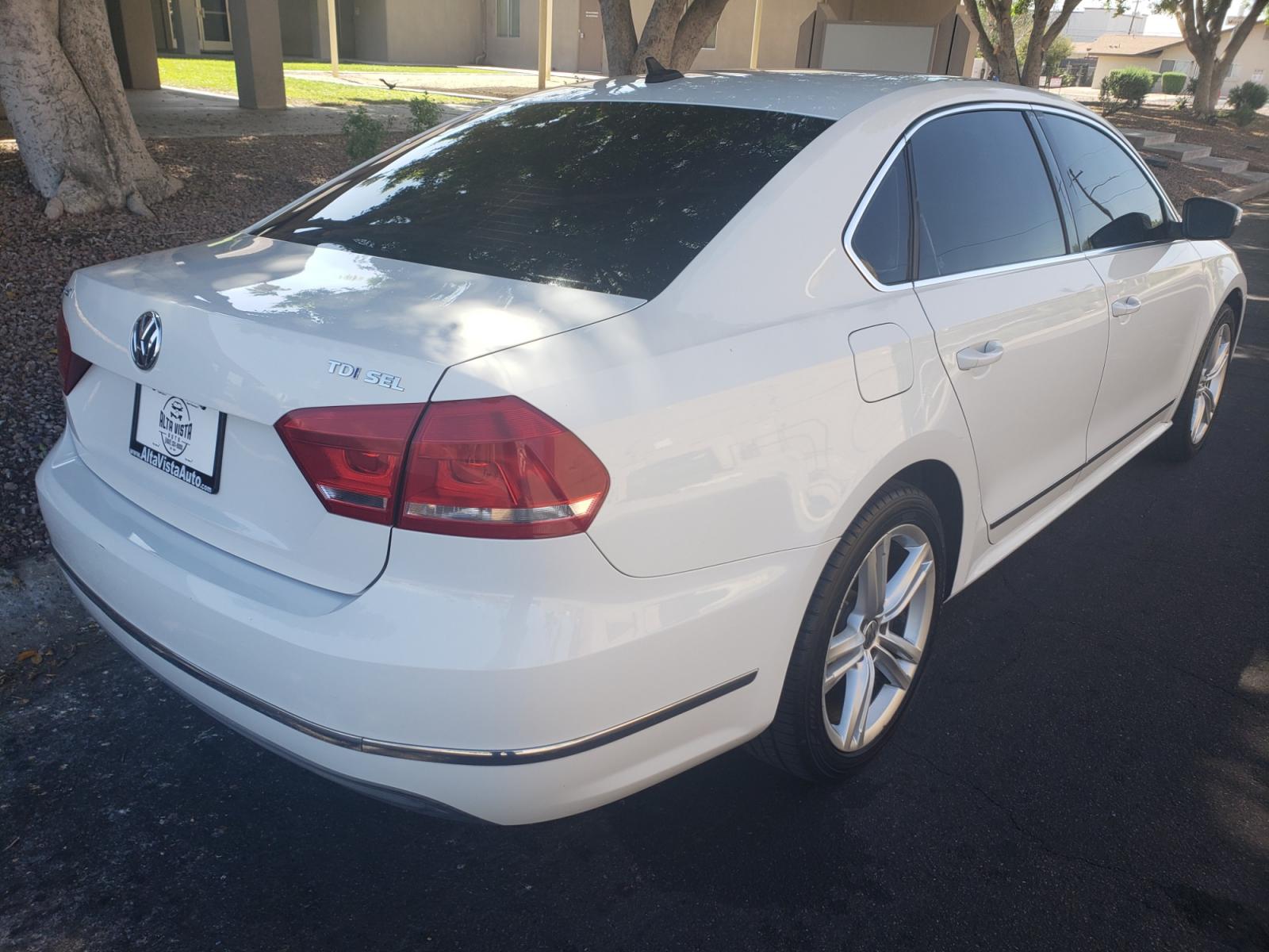 2013 WHITE /gray and black Volkswagen Passat tdi highline (1VWCN7A31DC) with an 2.0L L4 DOHC 16V engine, 6-Speed Automatic transmission, located at 323 E Dunlap Ave., Phoenix, AZ, 85020, (602) 331-9000, 33.567677, -112.069000 - 2013 Volkswagen Passat TDI SEL Premium,...... EXCELLENT condition, A Real Must See!!.... No accidents, Ice cold ac front and rear, Stereo/CD Player, Satellite compatible, Bluetooth, Phone sync, Backup camera, Navigation, Clean Black and Gray interior with Black Leather seats in near perfect conditio - Photo #3